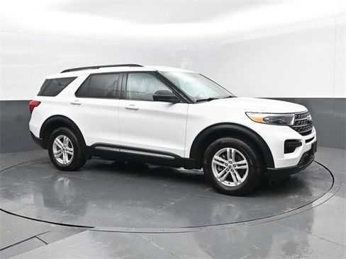 Used 2024 Ford Explorer XLT image 3