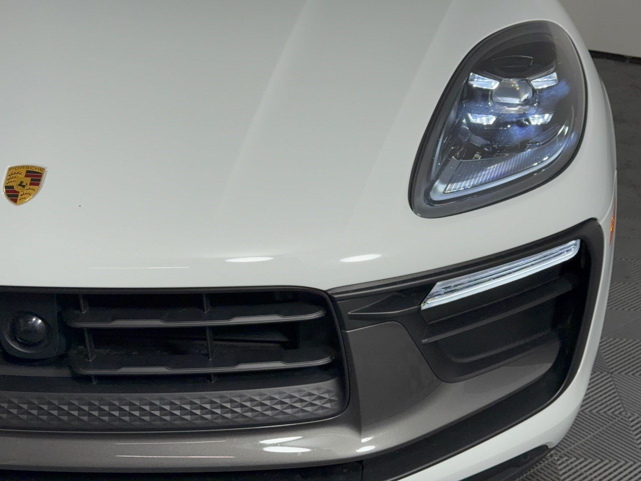 Certified 2025 Porsche Macan Turbo AWD/4WD image 12