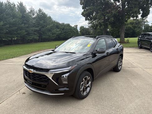 Used 2025 Chevrolet Trax LT w/ Driver Confidence Package FWD image 20