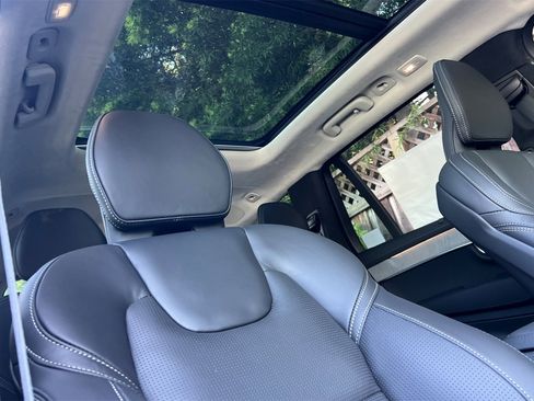 Certified 2025 Volvo XC90 B6 Ultra w/ Lounge Package image 17