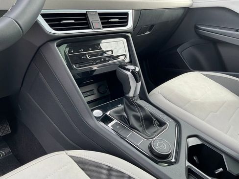 New 2025 Volkswagen Taos SE image 18