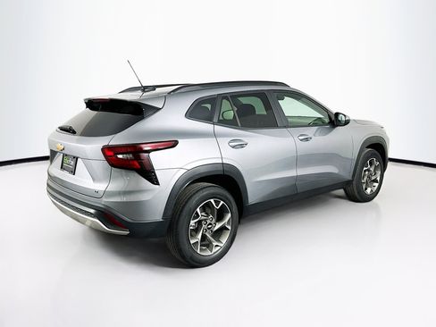 Used 2025 Chevrolet Trax LT w/ LT Convenience Package image 9