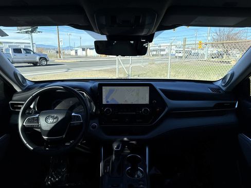 Used 2024 Toyota Highlander Platinum image 16