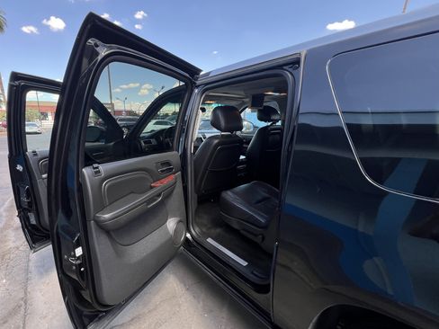 Used 2013 Cadillac Escalade ESV Premium AWD/4WD image 19