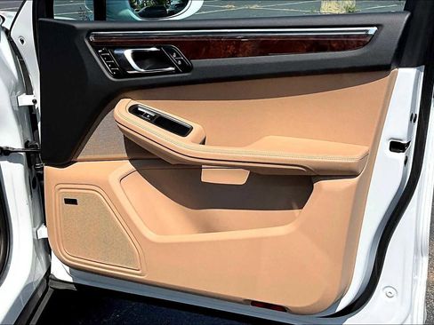 Used 2025 Porsche Macan image 43