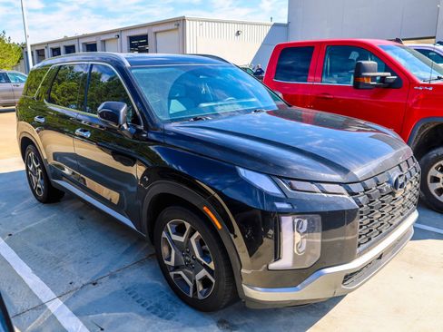 Used 2024 Hyundai Palisade SEL w/ Premium Package FWD image 2