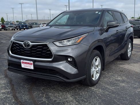 Used 2020 Toyota Highlander LE AWD/4WD image 2