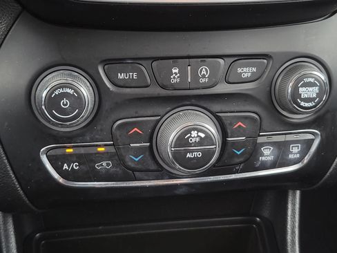 Used 2019 Jeep Cherokee Limited FWD image 27