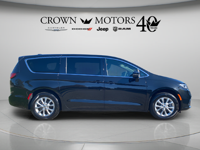 Used 2025 Chrysler Pacifica Select w/ Uconnect Theater Family Group AWD/4WD image 7
