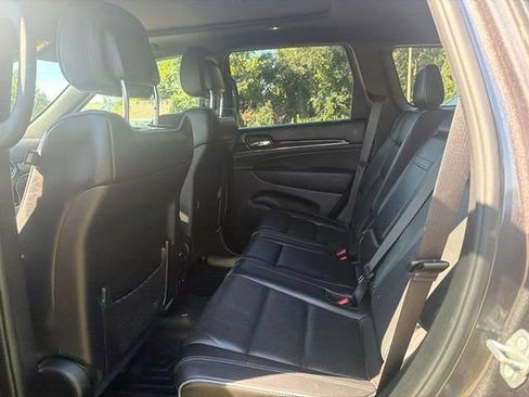 Used 2019 Jeep Grand Cherokee Overland AWD/4WD image 8