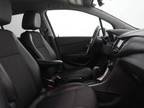 Used 2020 Chevrolet Trax LT w/ LT Convenience Package AWD/4WD image 11