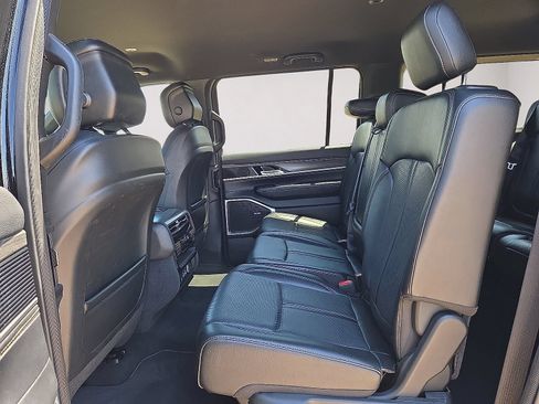 Used 2024 Jeep Wagoneer Series II w/ Flexible Seating Group AWD/4WD image 15