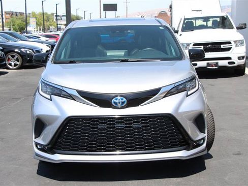Used 2021 Toyota Sienna XSE AWD/4WD image 3