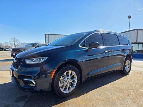 Used 2022 Chrysler Pacifica Touring-L AWD/4WD image 3
