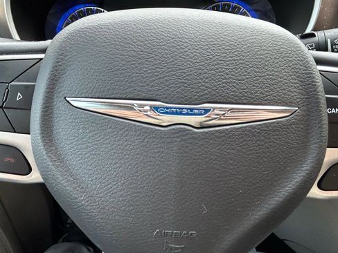 Used 2018 Chrysler Pacifica Touring-L w/ Tire & Wheel Group FWD image 19