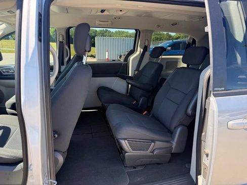 Used 2010 Dodge Grand Caravan SXT FWD image 11