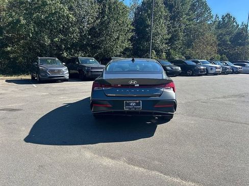New 2025 Hyundai Elantra Limited FWD image 15