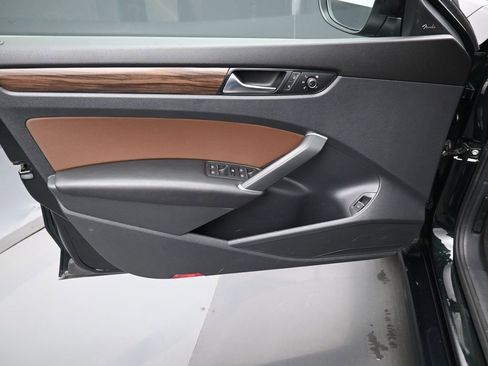 Used 2022 Volkswagen Passat 2.0T image 11