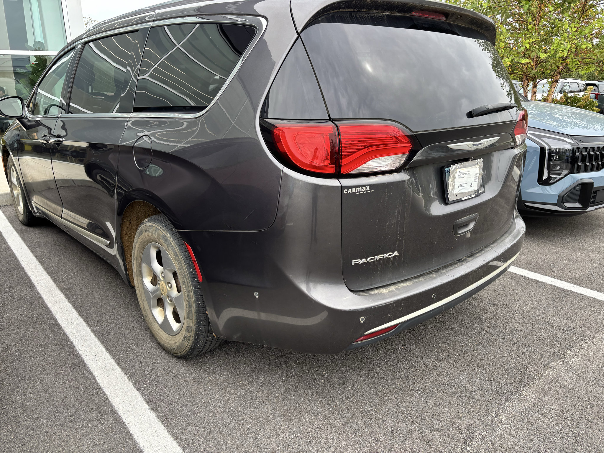 Used 2017 Chrysler Pacifica Touring-L Plus FWD image 3