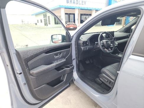 Used 2025 Honda Pilot TrailSport image 21