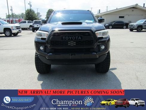 Used 2018 Toyota Tacoma TRD Sport w/ TRD Premium Sport Package AWD/4WD image 2