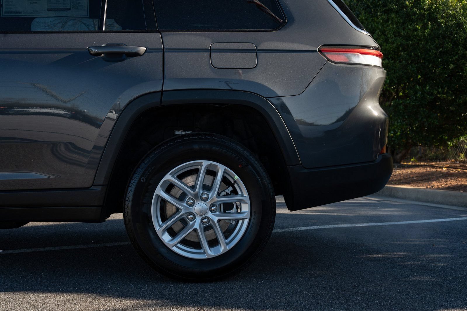 Used 2025 Jeep Grand Cherokee L Laredo RWD image 6