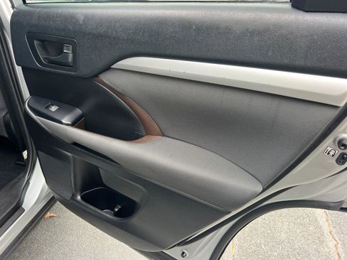 Used 2019 Toyota Highlander LE image 17