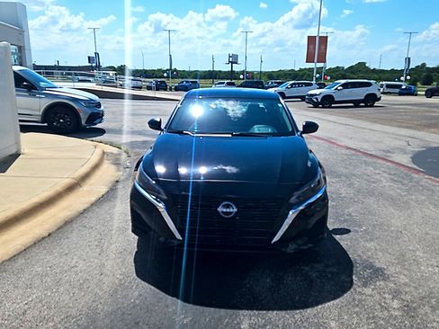 Used 2025 Nissan Altima 2.5 SV FWD image 2
