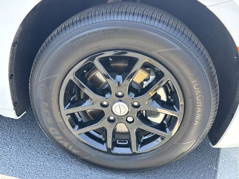Used 2025 Chrysler Pacifica Select FWD image 12