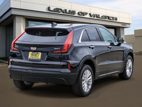 Used 2024 Cadillac XT4 Luxury w/ Cold Weather Package FWD image 4