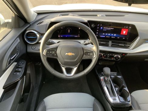 Used 2025 Chevrolet Trax LT w/ LT Convenience Package image 25