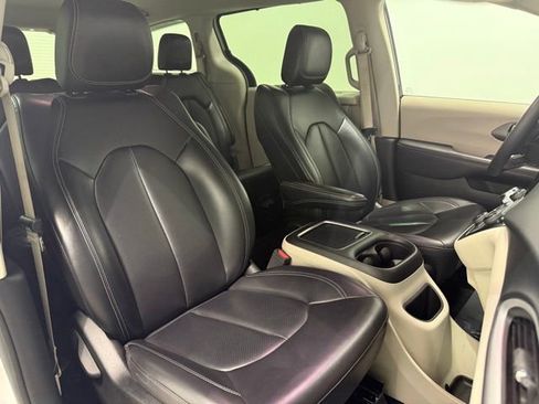 Used 2023 Chrysler Pacifica Touring-L FWD image 30