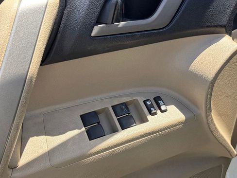 Used 2011 Toyota Highlander SE w/ Tow Pkg FWD image 5