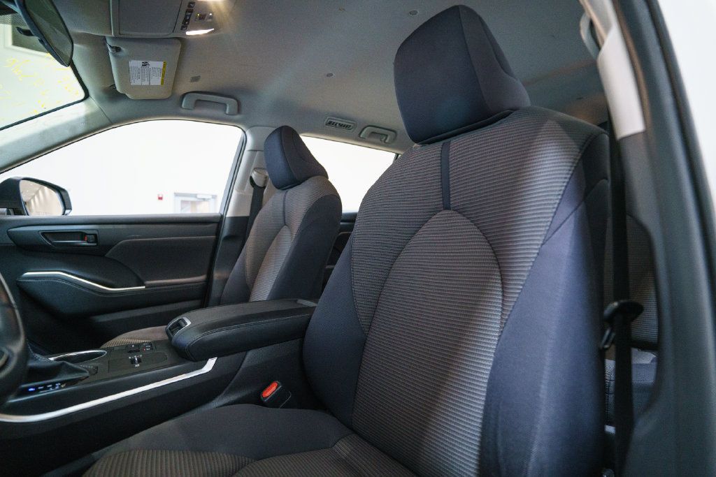 Used 2023 Toyota Highlander LE FWD image 4