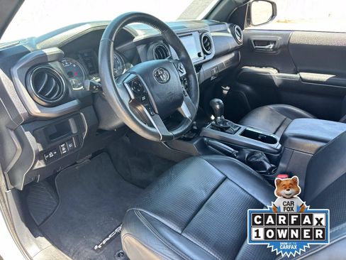 Used 2018 Toyota Tacoma TRD Off-Road AWD/4WD image 19