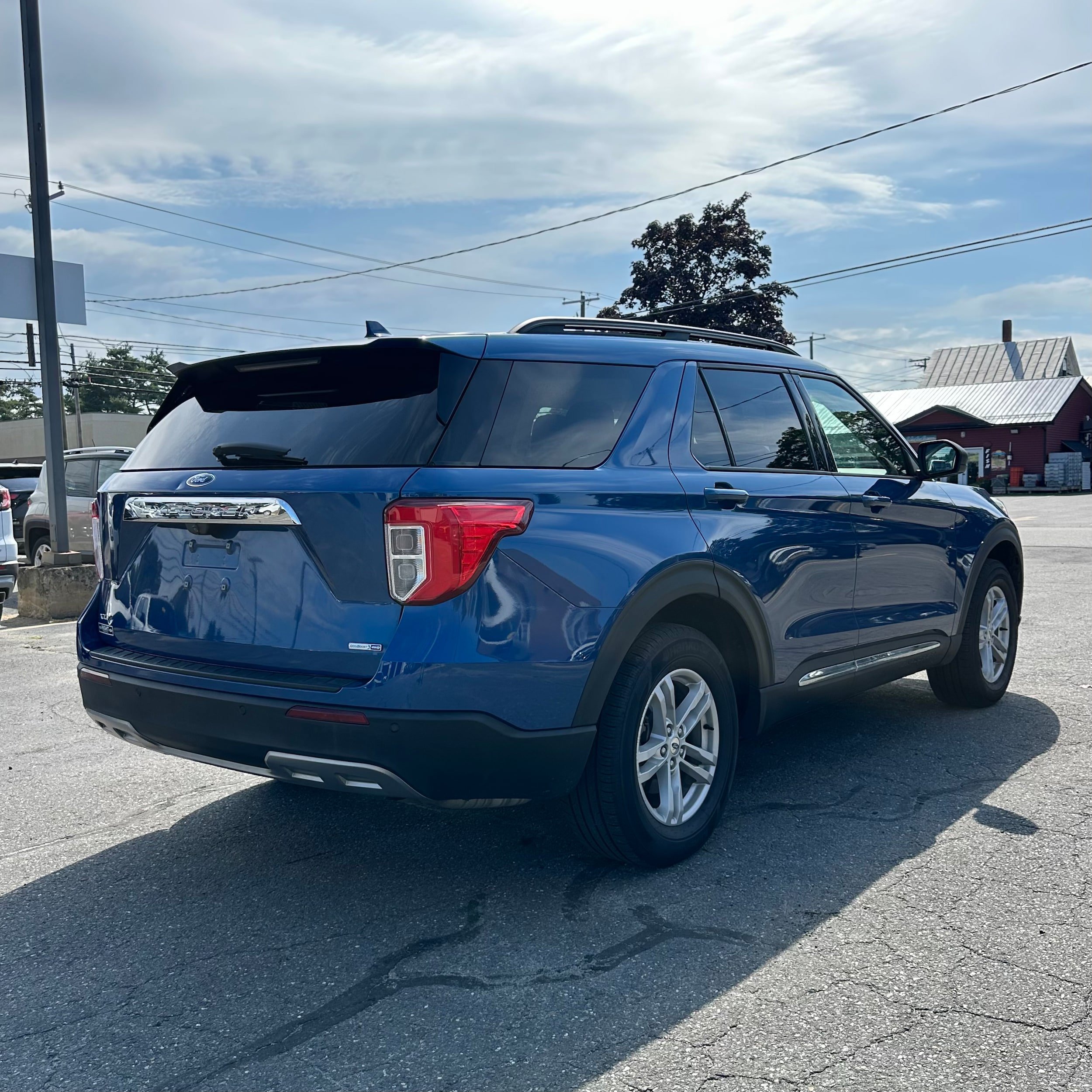 Used 2020 Ford Explorer XLT w/ Equipment Group 202A AWD/4WD image 3