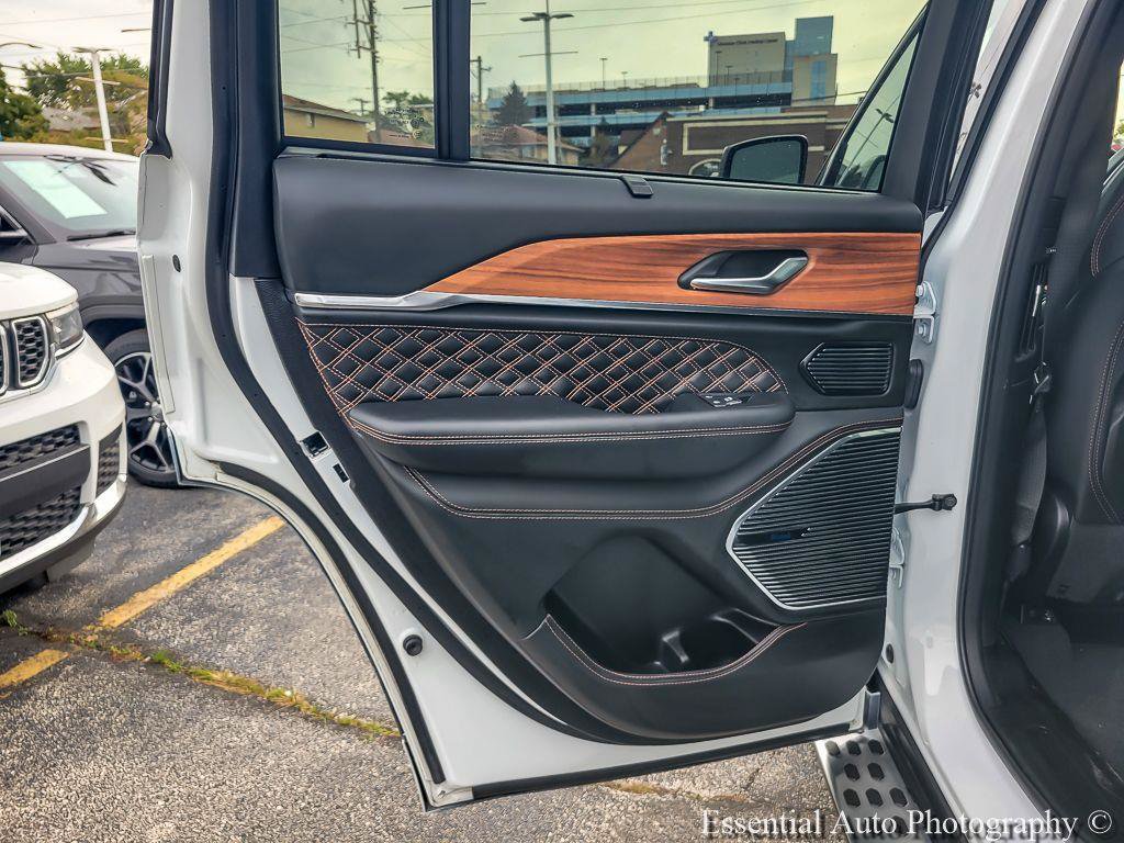 Used 2025 Jeep Grand Cherokee Summit AWD/4WD image 25