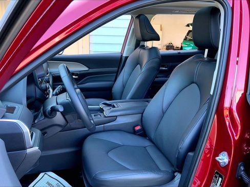 Used 2025 Toyota Grand Highlander AWD image 4