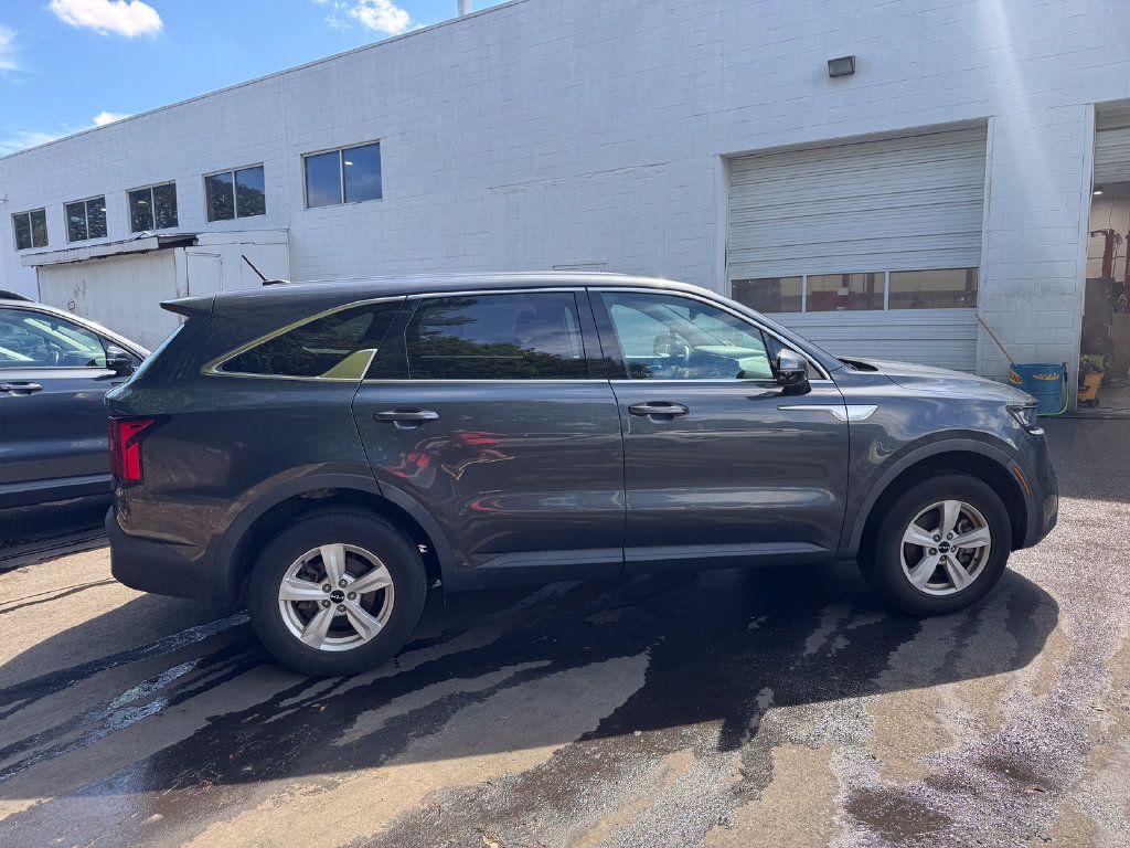 Used 2022 Kia Sorento LX AWD/4WD image 3