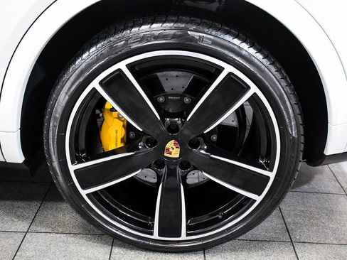 Used 2023 Porsche Cayenne Turbo S image 8