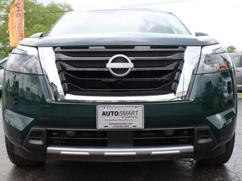 Used 2025 Nissan Pathfinder SL AWD/4WD image 2