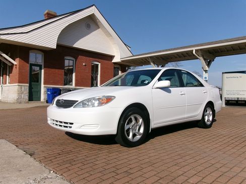 Used 2002 Toyota Camry XLE image 1