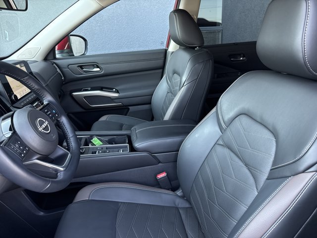 Certified 2025 Nissan Pathfinder Platinum w/ Cargo Package FWD image 5