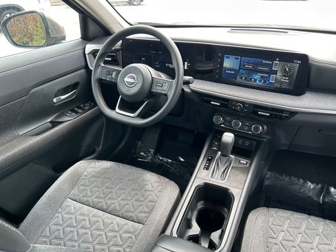 Used 2025 Nissan Kicks SV FWD image 9