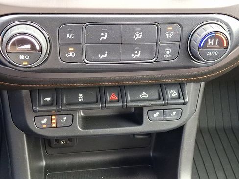 Used 2022 GMC Canyon AT4 image 17