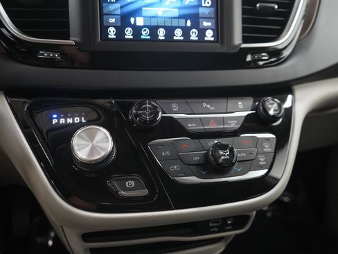 Used 2018 Chrysler Pacifica Touring-L FWD image 25