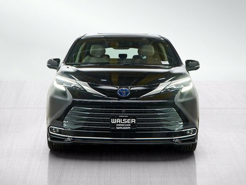 Used 2025 Toyota Sienna Platinum AWD/4WD image 8