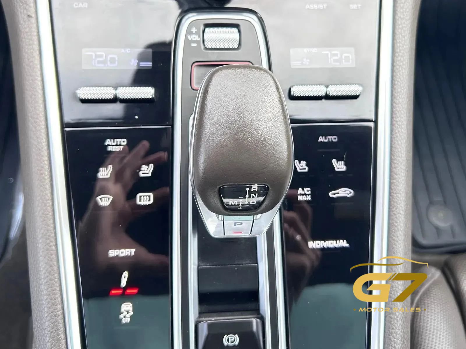 Used 2018 Porsche Panamera RWD image 36