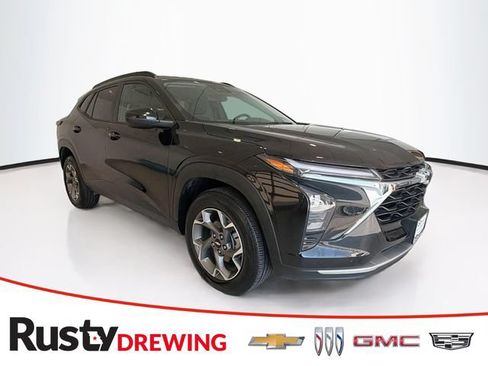 Used 2024 Chevrolet Trax LT w/ Driver Confidence Package FWD image 1