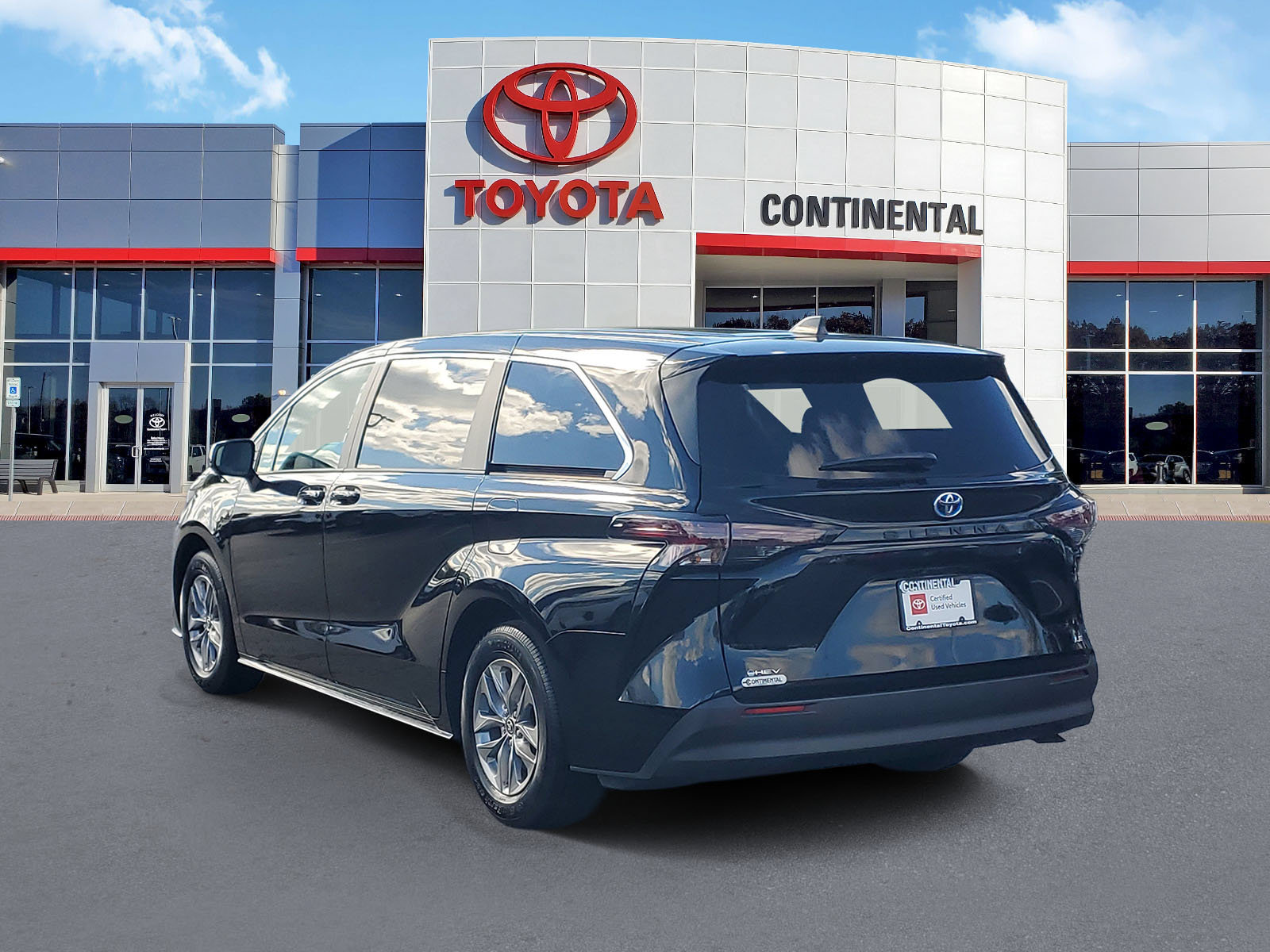 Certified 2025 Toyota Sienna LE FWD image 4
